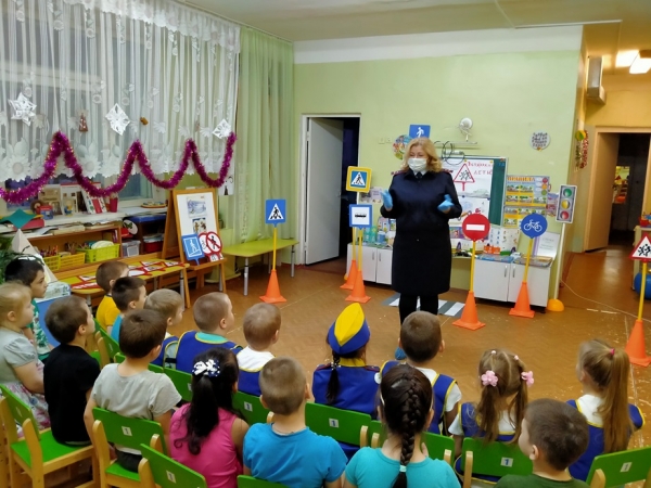 В удомельском Детском саду «Улыбка» малыши побывали в «Стране правил дорожного движения».