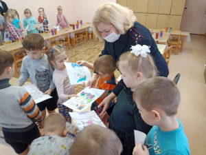 Сотрудник ГИБДД напомнила Удомельским дошкольникам детского сада «Улыбка» о правилах безопасного поведения на улицах в зимний период.