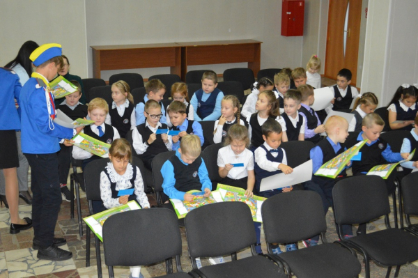 В Удомельской школе №4  провели для первоклассников церемонию посвящения в юные пешеходы.