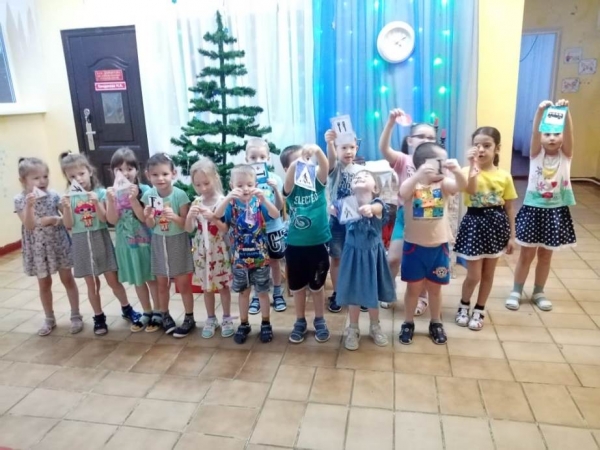 В Удомле в дошкольных группах «Сказка» с детьми провели познавательную акцию «Елка безопасности».