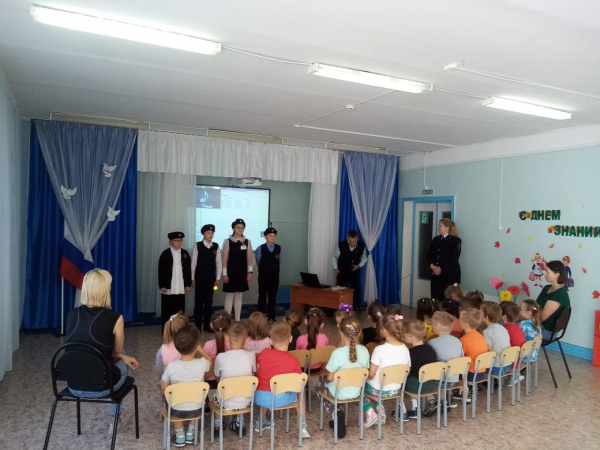 Сотрудники Госавтоинспекции с отрядом ЮИД провели мероприятие «ЮИД без границ»  в детском саду