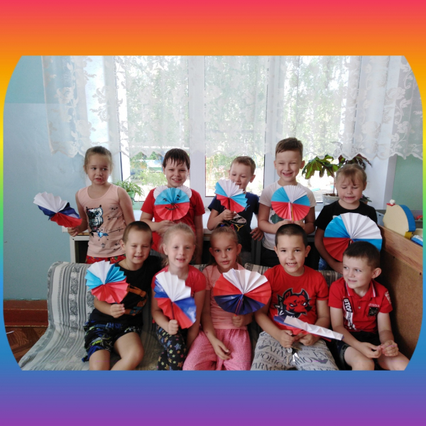 Воспитанники детского сада «Малыш» поговорили о флаге России, а также сделали веера в цвет флага