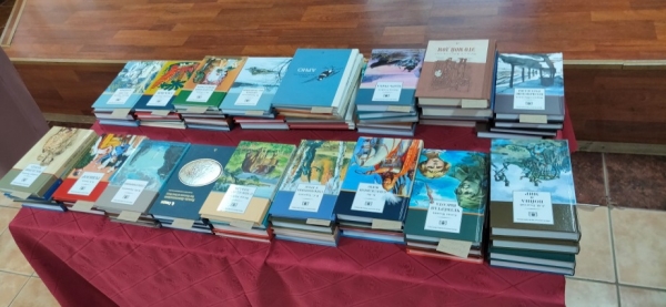 Удомельские школы № 1 и № 5 получили в подарок комплекты книг от Фонда «АТР АЭС», работающего при поддержке концерна «Росэнергоатом»