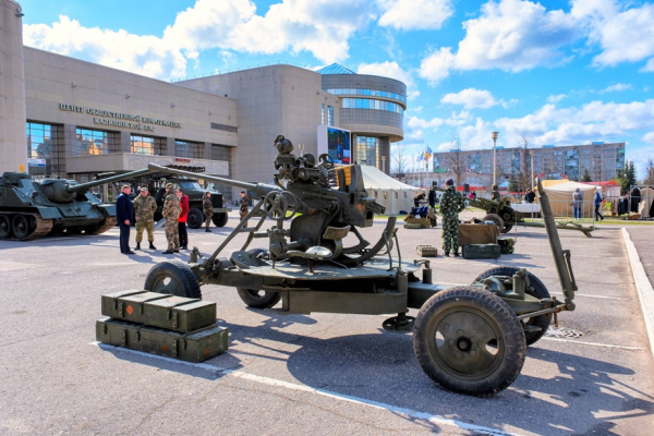 В День Победы Калининская АЭС представила выставку раритетной военной техники