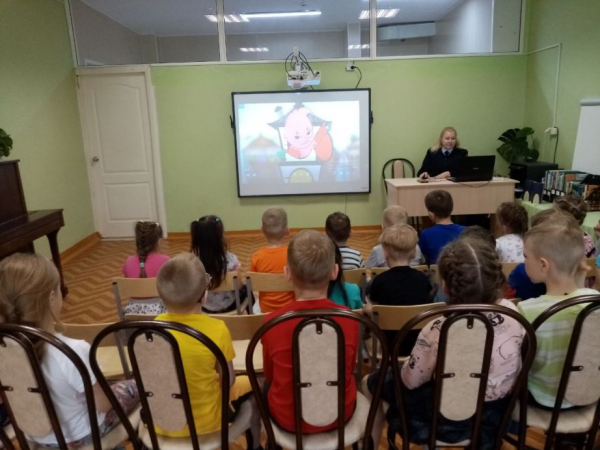 В Удомельском детском саду «Малыш» прошло занятие «Безопасная дорога летом».