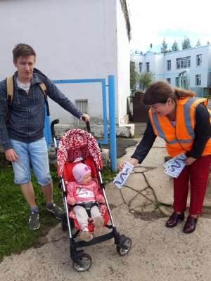 Сотрудники Удомельской Госавтоинспекции вместе с «Родительским патрулем» у  детского сада «Малыш» провели акцию «Ребенок-главный пассажир».
