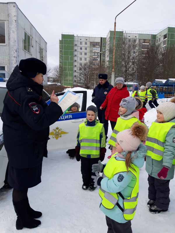 Воспитанники детского сада «Кораблик» г. Удомля познакомились с профессией инспектора ДПС
