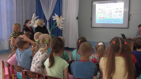 В Удомельском детском саду «Буратино» прошло мероприятие на тему: «Соблюдая ПДД – не окажешься в беде».