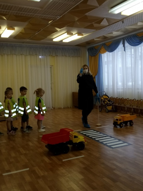Автоинспекторы  в Удомле рассказали дошкольникам о безопасности на дороге в зимний период.