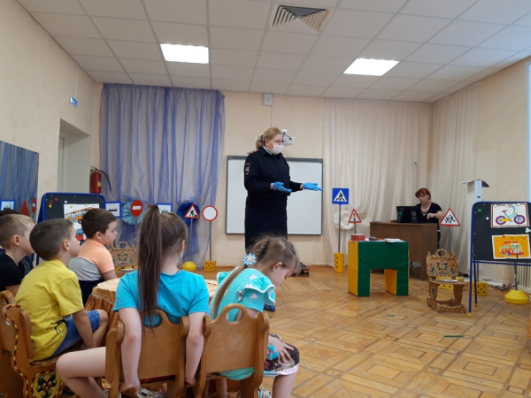 В Удомельском  в детском саду «Дюймовочка» состоялась конкурсно-игровая программа по Правилам дорожного движения «Дорожный эрудит».