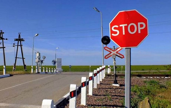 Госавтоинспекция МО МВД России «Удомельский» призывает всех водителей быть предельно внимательными и осторожными при проезде через железнодорожные пути.