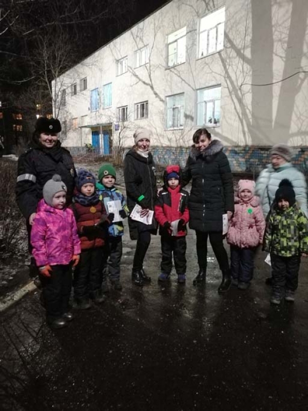 Удомельские сотрудники ГИБДД и «Родительский патруль» провели рейд вблизи детского сада «Теремок».