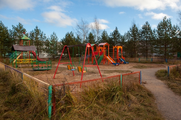 Новая детская площадка появилась в деревне Ряд