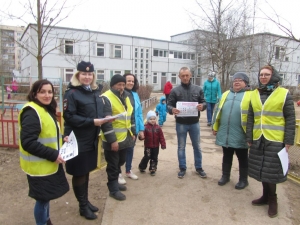 Сотрудники ГИБДД и «Родительский патруль» в Удомле провели акцию «Подарив жизнь, сохраните ее».