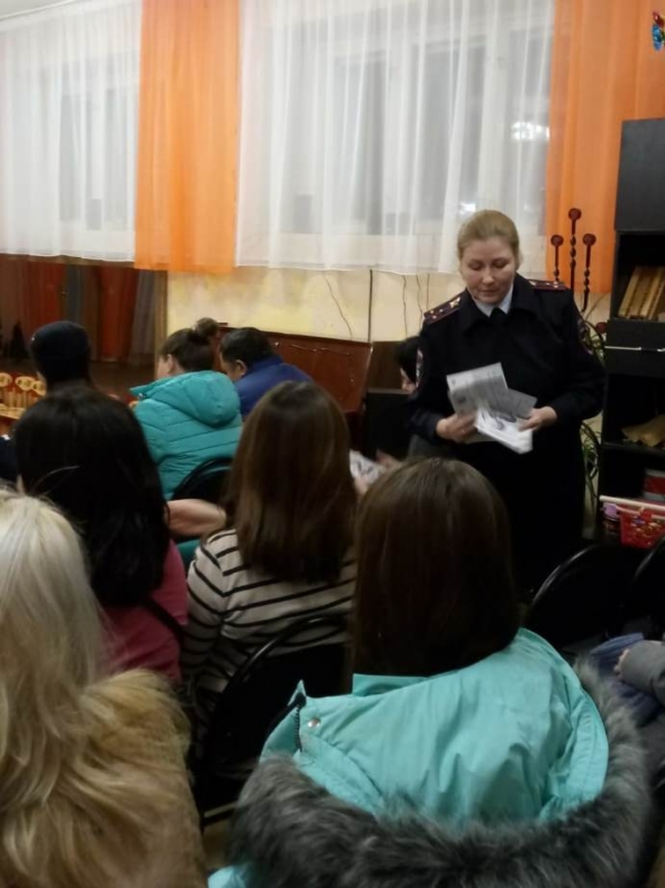 Сотрудники ГИБДД приняли участие в родительском собрании.