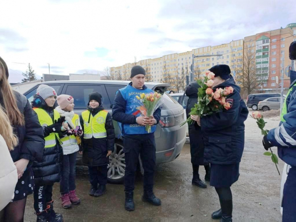 «Цветочный патруль» удомельской Госавтоинспекции поздравил женщин с первым весенним праздником