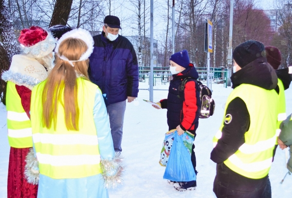 Удомельские Госавтоинспекторы и учащиеся удомельской школы №4 присоединились к акции «Полицейский Дед Мороз».