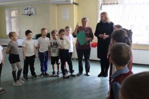 Эстафету по Правилам дорожного движения в Удомле провели педагоги начальной школы «Садко» и сотрудники удомельской Госавтоинспекции.