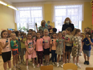Дошколята из детского сада «Дюймовочка» повторили ПДД и изготовили подарки папам.