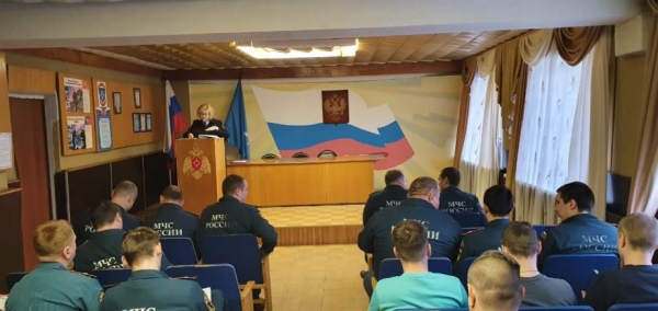 Сотрудники Госавтоинспекции провели занятие для спасателей МЧС Удомли.