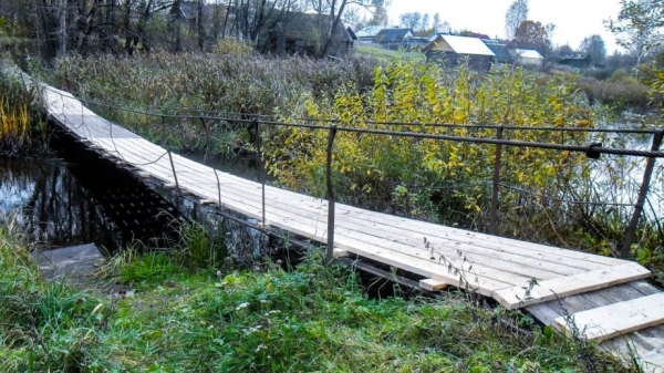 В рамках заключённого муниципального контракта выполнены работы по ремонту навесного моста через реку Волчина в деревне Тараки.