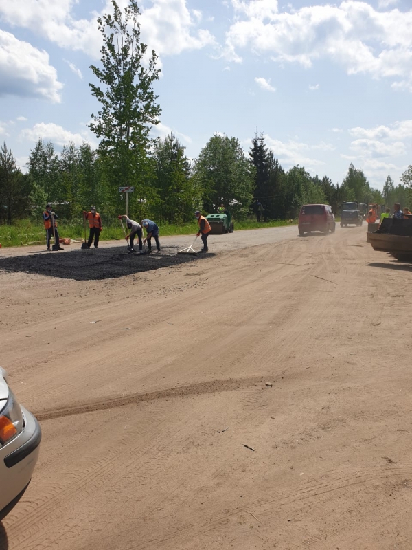 8 июня 2020 года подрядчик ООО «Прогресс» приступил к укладке асфальта на ранее отфрезированные участки дорожного покрытия автомобильной дороги по Вышневолоцкому шоссе.