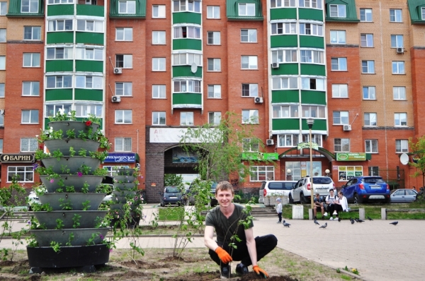 27 мая 2020 года произведена посадка кустов сирени на клумбах центральной улицы города по адресу Попова, дом 26.