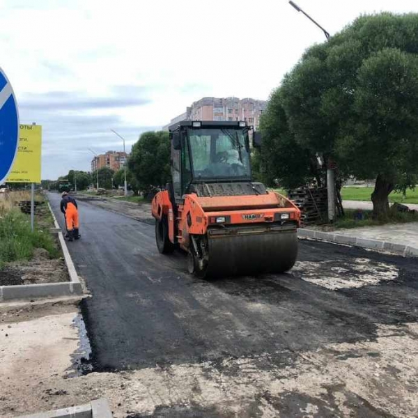 Продолжается ремонт дорожного полотна по улице Попова.