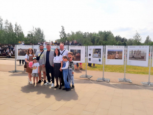 В парке Венецианова открылась художественная выставка «Семейная история»