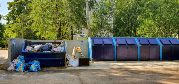 Мусорные контейнеры для сбора крупногабаритных отходов превратились в местные свалки для бытовых отходов