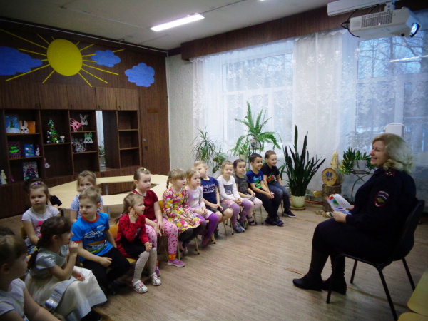 В удомельском детском саду «Теремок» прошло познавательное занятие  «Безопасная дорога в зимний период»