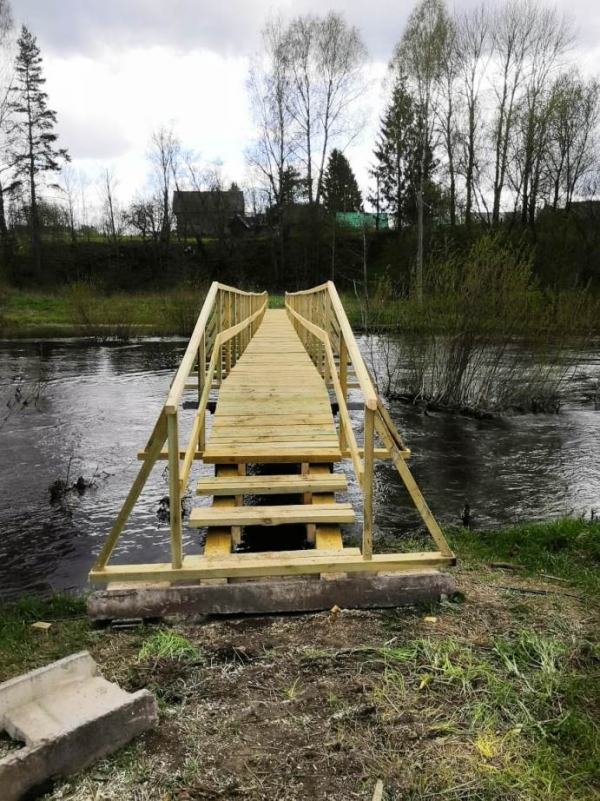 Завершен ремонт пешеходного моста, проходящего через реку Съежа, расположенного между населенными пунктами деревни Порожки и деревни Рудеево.