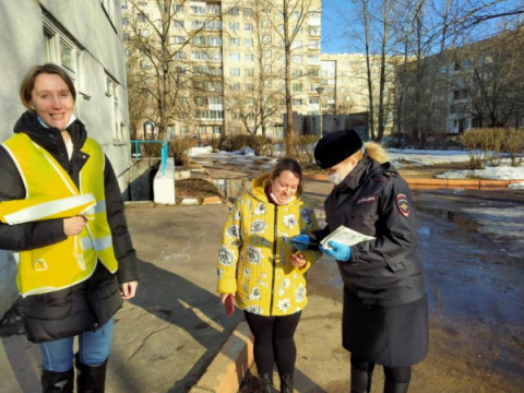 Сотрудники Госавтоинспекции в Удомле, совместно с «Родительским патрулем» детского сада «Улыбка» напомнили родителям - водителям о правилах перевозки маленьких пассажиров.