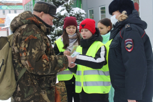 Сотрудники Удомельской Госавтоинспекции вместе с ЮИД и волонтерами проводят профилактические мероприятия «Внимание – дорога!».