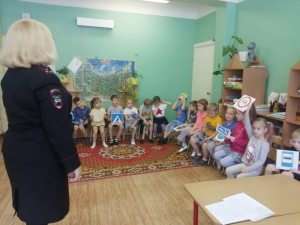 Сотрудники Госавтоинспекции ко Дню защитника Отчества провели акцию «Открытка для папы».