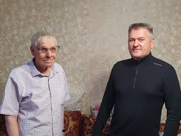 Глава Удомельского городского округа лично поздравил участника Великой Отечественной войны 1941-1945 годов Смирнова Николая Александровича с наступающим Новым годом
