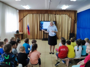 В Удомле автоинспекторы помогают воспитанникам пришкольных лагерей закрепить навыки безопасного поведения на дорогах.