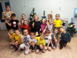 &laquo;Безопасные каникулы&raquo;: Елочные игрушки, напоминающие о правилах дорожного движения изготовили в детском саду