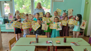 В Удомле сотрудники Госавтоинспекции провели для воспитанников детского сада творческое занятие &laquo;Мамам папам на заметку &ndash; пристегни ребенка крепко!&raquo;