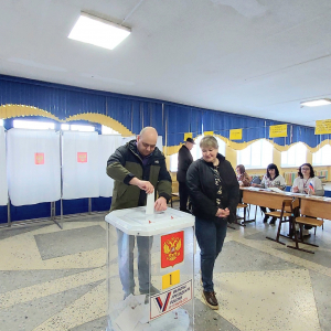 Жители голосуют на избирательном участке в школе №1 им. А.С. Попова