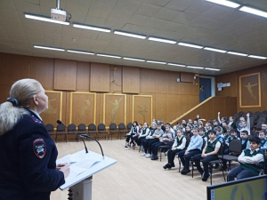 Сотрудники Госавтоинспекции в Удомле совместно с педагогами в игровой форме обучают детей основам безопасного поведения на улицах и дорогах