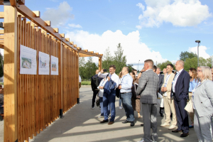 Глава Удомельского городского округа Р.А. Рихтер провел экскурсию по обновленному парку им. А.Г. Венецианова для участников форума &laquo;Энергия изменений&raquo;