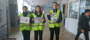 ЮИДовцы второй школы в Удомле провели акцию &laquo;Пристегнулся сам &ndash; пристегни ребенка!&raquo;, для пассажиров школьных автобусов