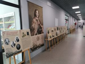 В Удомельской модельной библиотеке им. Н.А. Зворыкина вниманию посетителей представлена планшетная выставка &laquo;Весь узел русской жизни сидит тут&raquo;, посвящённая Петру I