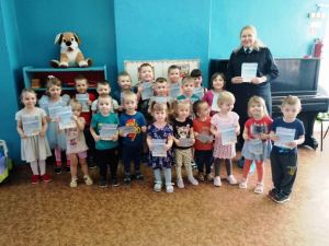 В Удомле в детском саду провели спортивно-обучающую эстафету "Веселые старты в стране ПДД"