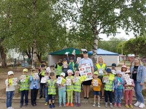 Воспитанники детского сада &laquo;Буратино&raquo; совместно с автоинспекторами прошли по улицам города в &laquo;Шагающем автобусе&raquo;