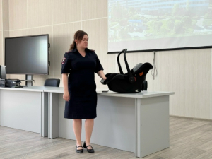 Занятие-тренинг с будущими мамами по безопасной перевозке детей в салоне автомобиля