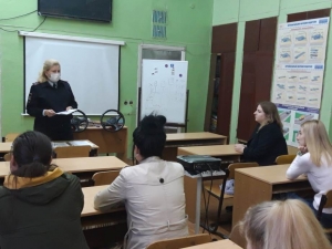 В Удомле Госавтоинспекторы провели беседу в автошколе с будущими водителями.