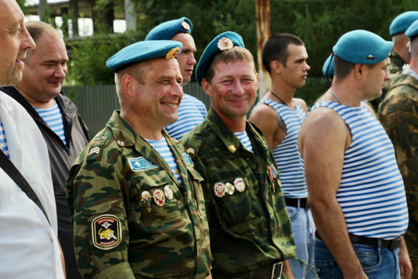2 августа у памятного знака воинам-десантникам прошла торжественная церемония возложения цветов, посвященная 94-ой годовщине Дня Воздушно-Десантных войск