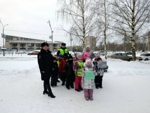Сотрудники Удомельской Госавтоинспекции провели пешеходную экскурсию &laquo;Мой безопасный путь&raquo; для дошкольников